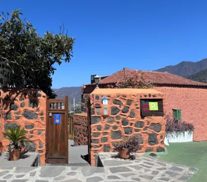 Sombrero de Pico C, with shared swimming pool in El Paso, island of La Palma Hotels in El Paso