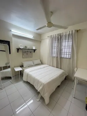 Entire unit 2-bedroom apartment with AC, WiFi in charming Gelugor