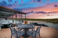 Lake Travis Waterfront lodge/Dock/Firepit/Outdr Lux Hotels in Lago Vista