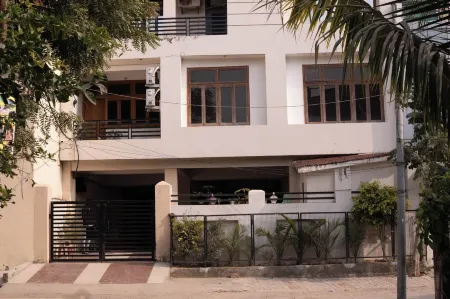 Golden Grove Homestay Отели рядом с достопримечательностью «Сарнат»