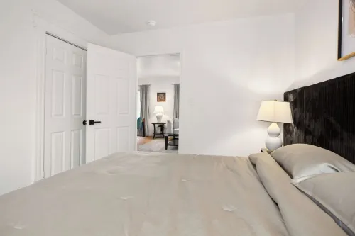 Modern Serenity Stay w/ king Bed, WIFI and Central Air 1 & 1/2 baths!