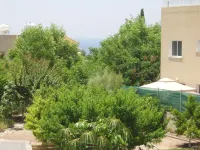 Two very large, bright apartment with private garden, pool and grill Hotel a Kissonerga