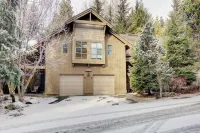 Super Lux Cabin w/ Private Hot Tub! Hotels in Village North