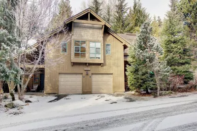 Super Lux Cabin w/ Private Hot Tub! Hotels in Village North