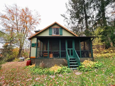 Classic Chelsea Cottage on the Gatineau River and along the famous Chelsea Trail