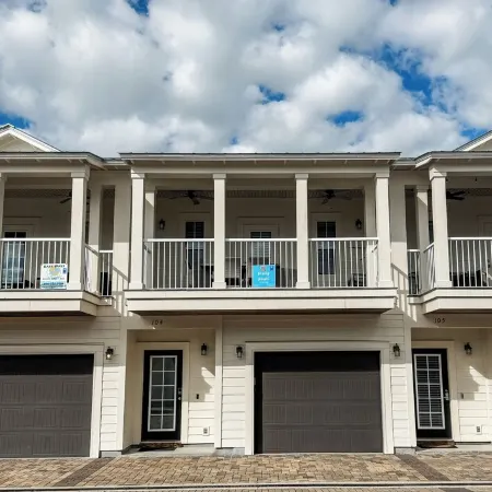 Beachy Bright - Family Friendly! - Close to Beach
