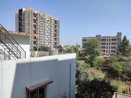 204 2BHK Service Apartment Отели рядом с достопримечательностью «оз. Пашен»