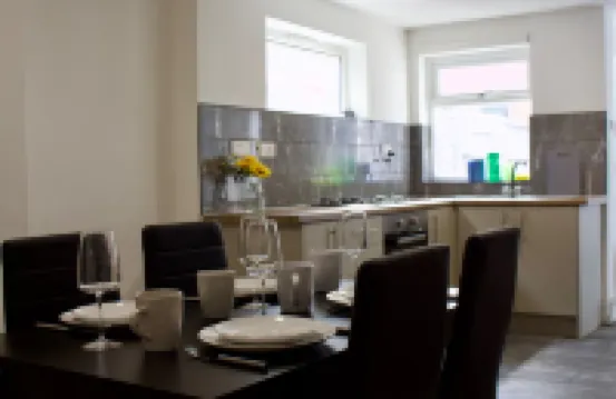 Green Corner House Sleeps 6 & Free Parking