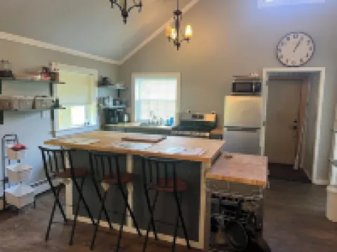 Charming 1-bedroom cottage with WiFi, AC in enchanting Kenoza Lake area.