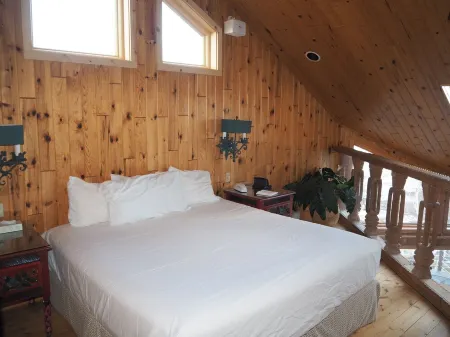 Surrounded by Superior! Stunning condo with 270 degrees of Lake Superior