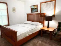 Charming 3-bedroom home in Mt Pleasant near colleges, Casino and children parks Các khách sạn ở Đỉnh Pleasant