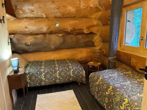 Wooden chalet with all comforts in a forest setting 2 km from the village by footpath. Hotels in Le Chambon-sur-Lignon