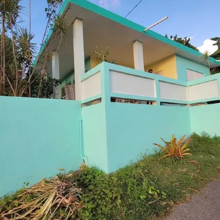 Authentic 3 bedroom Vieques house, quiet neighborhood, 10 minute walk to ferry.
