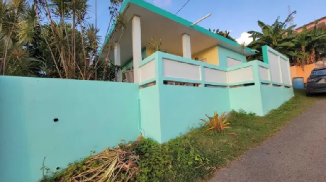 Authentic 3 bedroom Vieques house, quiet neighborhood, 10 minute walk to ferry.