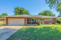 Spacious 3-Bedroom Home - Pet Friendly with Fenced Backyard