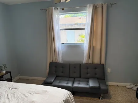 Charming 2-bedroom house with AC, WiFi in brilliant North Miami Отели в г. Север Майами