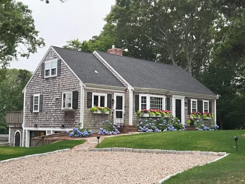 Spacious 5-bedroom, 3-bath mid-Cape home, large backyard, AC, 2 miles to beaches