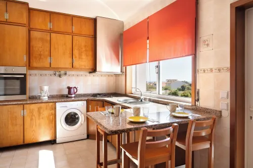 KING SIZE Bed with Air Conditioning near the BEACH and FREE Street Parking Hotels in Canidelo