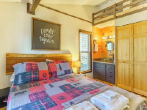 Charming Beech Mountain Chalet – 2BR + Loft - 5 Mins to Ski Slopes & Restaurants Hotels in Beech Mountain