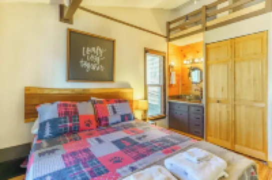 Charming Beech Mountain Chalet – 2BR + Loft - 5 Mins to Ski Slopes & Restaurants