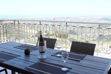 Myron Luxury Living -Two Bedroom Modern House with panoramic views Отели в г. Gorgolaini