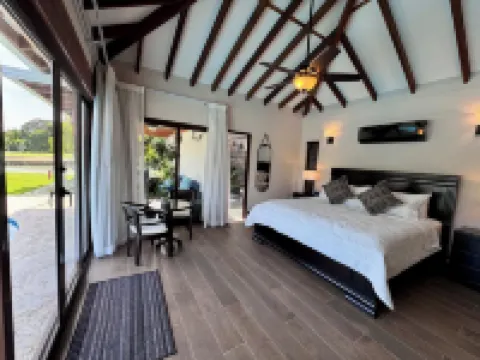 Villa Solara 6 -Luxury 6 Bedroom Villa w Pool, Jacuzzi - Golf & Lake View