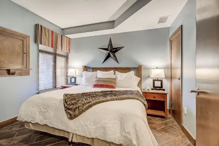 Charming and spacious Sundial Lodge condo in the heart of Canyons Village