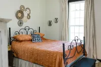 Charming 2-bedroom bungalow plus full size bed, and outdoor space. Hotels in Olney