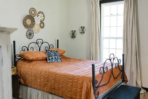 Charming 2-bedroom bungalow plus full size bed, and outdoor space.