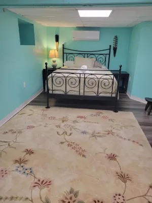 Charming 1-Bedroom Basement Apartment with AC, WiFi in lovely Lansdowne Hotels in der Nähe von Beverly Hills Recreation Area