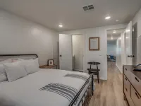 Unwind with your family at this cozy lakeside home! Hotel a Eufaula