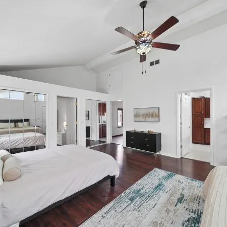 Large Lakefront Retreat – Sleeps 17+