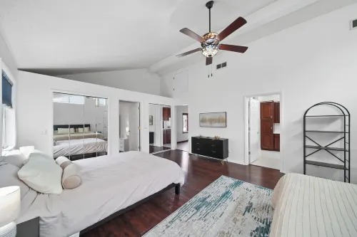 Large Lakefront Retreat – Sleeps 17+
