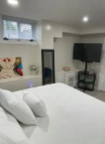 Apartment is located 8 mns from Newark airport Hotels in Hillside