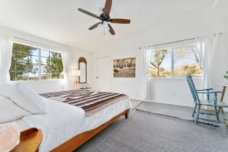 Peaceful Ranch House on 10 Acres! Hot Tub/Mountain Views