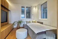 Luxury House with Panoramic View, Hot Tub & Private Parking