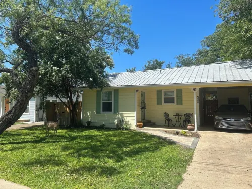 Charming 1950s 3-bedroom house with hot tub and close to amenities in Kerrville!