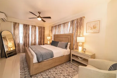 The Idyll  - Fully Renovated 3-bed 3.5 Bath Condo in Ocho Rios with AC & Wi-Fi