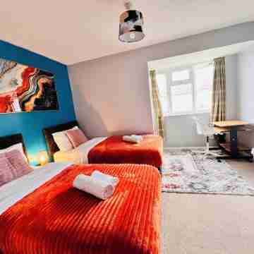 2‑Bed Luxe Retreat near Leagrave Stn, L&D Hosp, LTN Airport & Whipsnade Zoo. Rooms