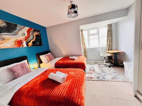 2‑Bed Luxe Retreat near Leagrave Stn, L&D Hosp, LTN Airport & Whipsnade Zoo.