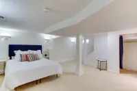 Spacious 2BR 2Level Apt - Walkable to metro!