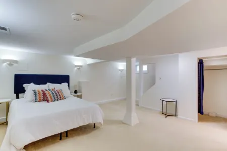 Spacious 2BR 2Level Apt - Walkable to metro! Отели в г. Александрия