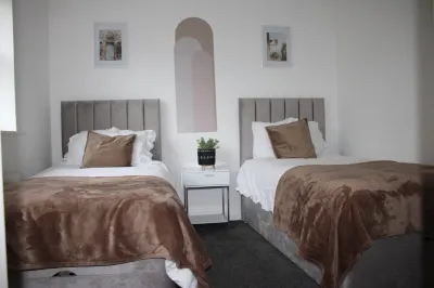 3brs,2.5bthrms, WIFI, gated parking for 2 cars, Discount on Long Term bookings! Hotels near Wythenshawe Park and Gardens