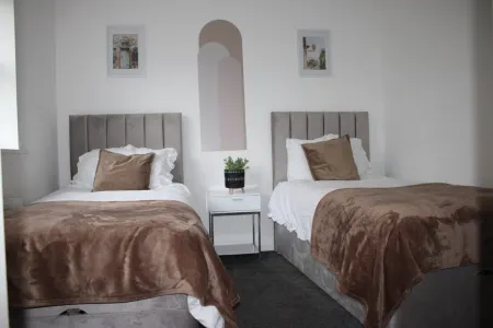 3brs,2.5bthrms, WIFI, gated parking for 2 cars, Discount on Long Term bookings! Отели в г. Уайтеншо