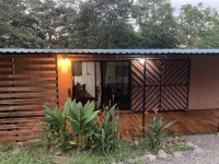 40' Tasteful container tucked away in the Jungle! 科瓦諾機場附近的飯店