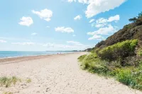 A spacious, luxury holiday home on the edge of the New Forest and the beach. Các khách sạn ở New Milton