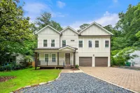 Luxury 5BR Home • Built 2022 • Near Buckhead & Midtown Hotels in North Druid Hills