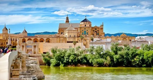 CHARMING APARTMENT WITH COZY TERRACE TWO STEPS FROM THE BEACH