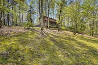 Cozy Hiawassee Cabin w/ Fire Pit & Mtn Views! - parking
