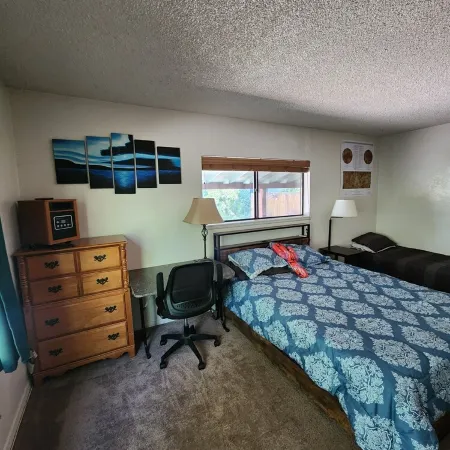 Charming 3-bedroom house with WiFi, dog friendly, hot tub, and AC in Flagstaff